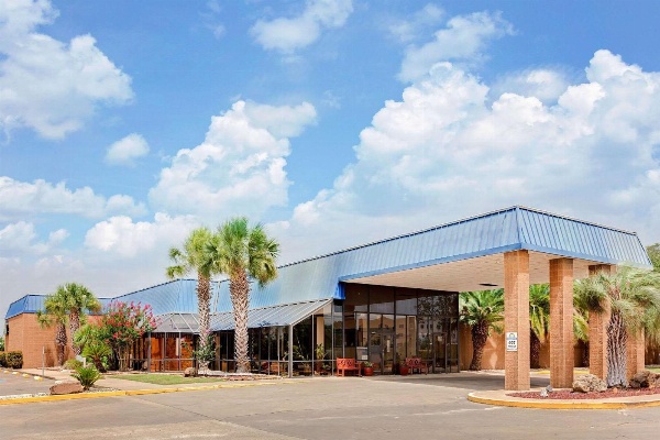 Days Inn by Wyndham Bay City image 1