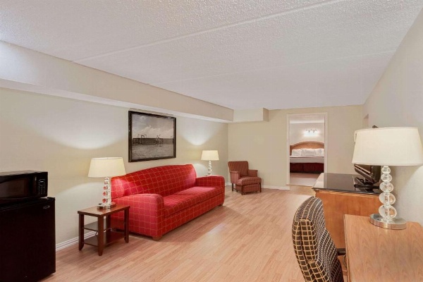 Days Inn by Wyndham Bay City image 11