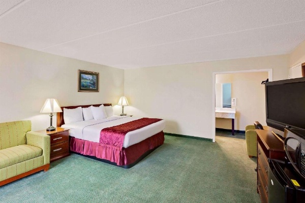 Days Inn by Wyndham Bay City image 12