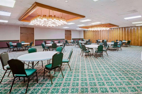 Days Inn by Wyndham Bay City image 14