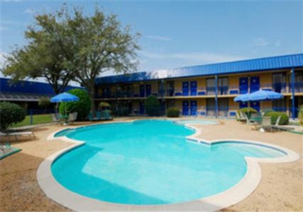 Days Inn by Wyndham Bay City image 15