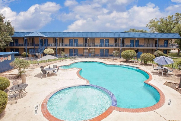 Days Inn by Wyndham Bay City image 3
