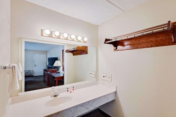Days Inn by Wyndham Bay City image 7