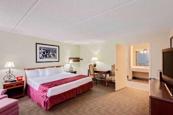 Days Inn by Wyndham Bay City image 8