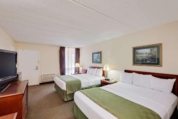 Days Inn by Wyndham Bay City image 9